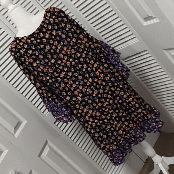 Evans Black with Floral PatternFlowy Top with Flowy Sleeves NWOT - Picture 3 of 9